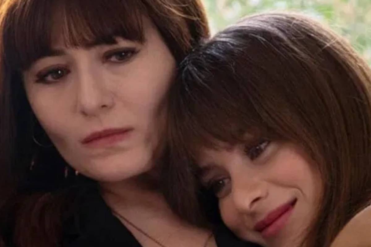 Una scena della serie Innocence con Bahar che abbraccia Ela