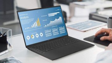 notebook LG Gram sulla scrivania con grafici sullo schermo