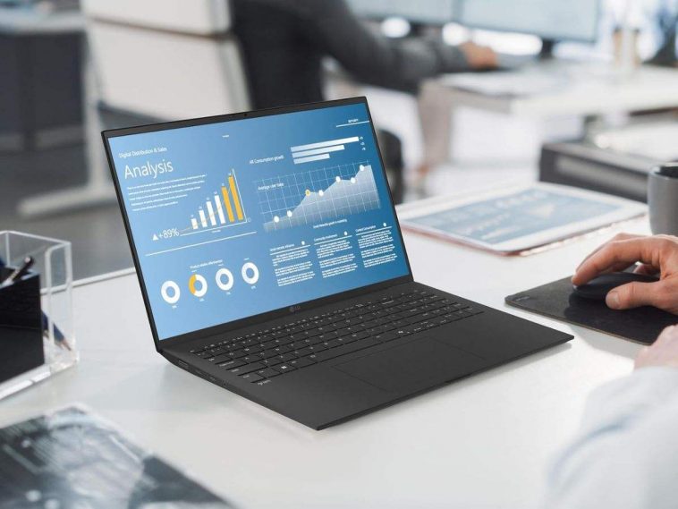 notebook LG Gram sulla scrivania con grafici sullo schermo