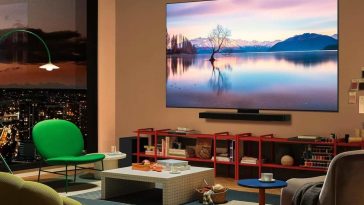 smart tv LG OLED appeso alla parete in un salotto