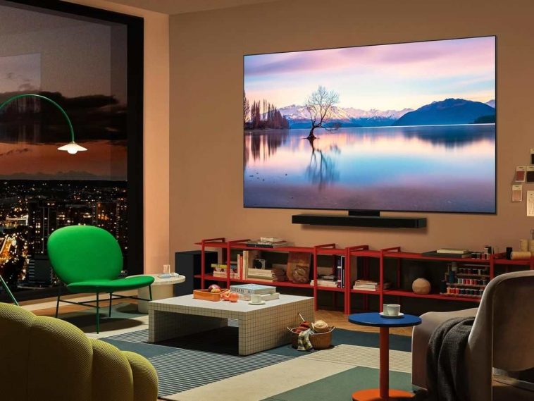 smart tv LG OLED appeso alla parete in un salotto