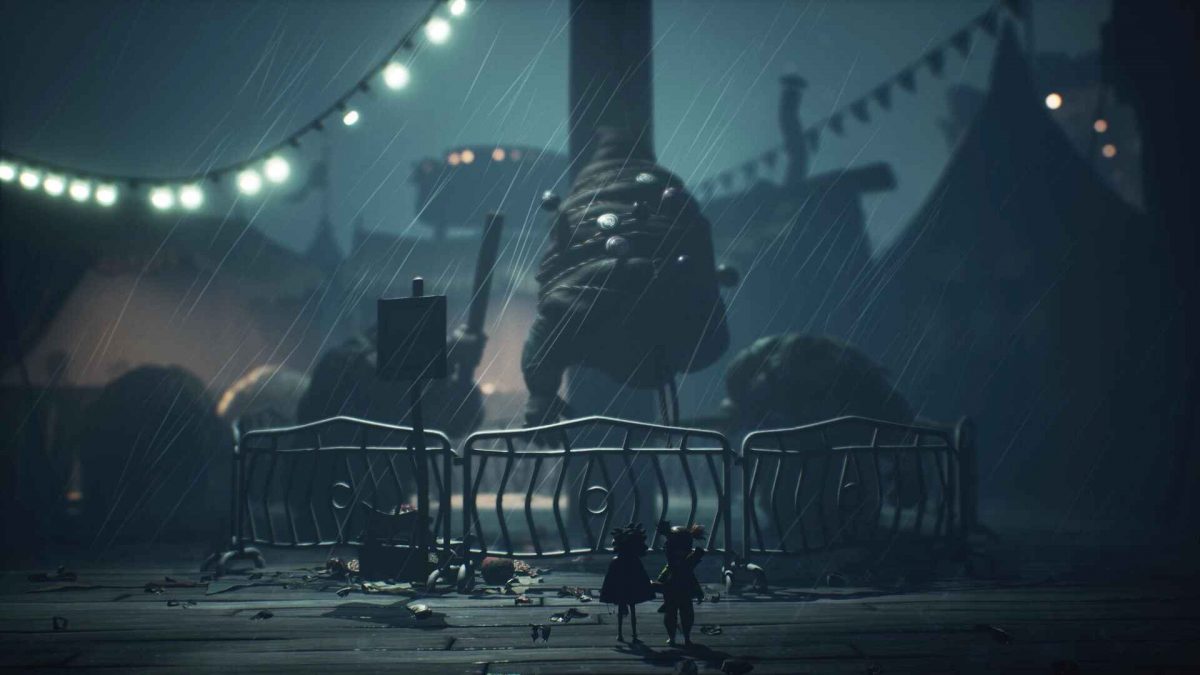 I due protagonisti di Little Nightmares 3 osservano un cadavere esposto su un palo