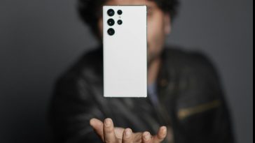 Un ragazzo che fa lievitare dalla mano aperta un Samsung bianco