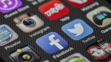Icone di vari social media su un telefono