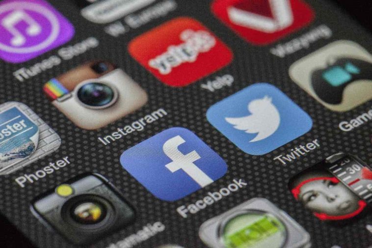 Icone di vari social media su un telefono