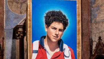 foto carlo acutis con cornice dorata