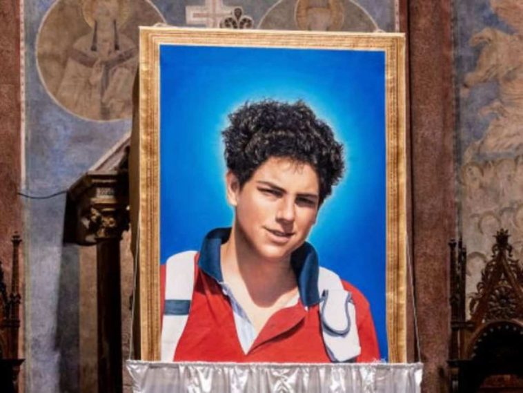 foto carlo acutis con cornice dorata