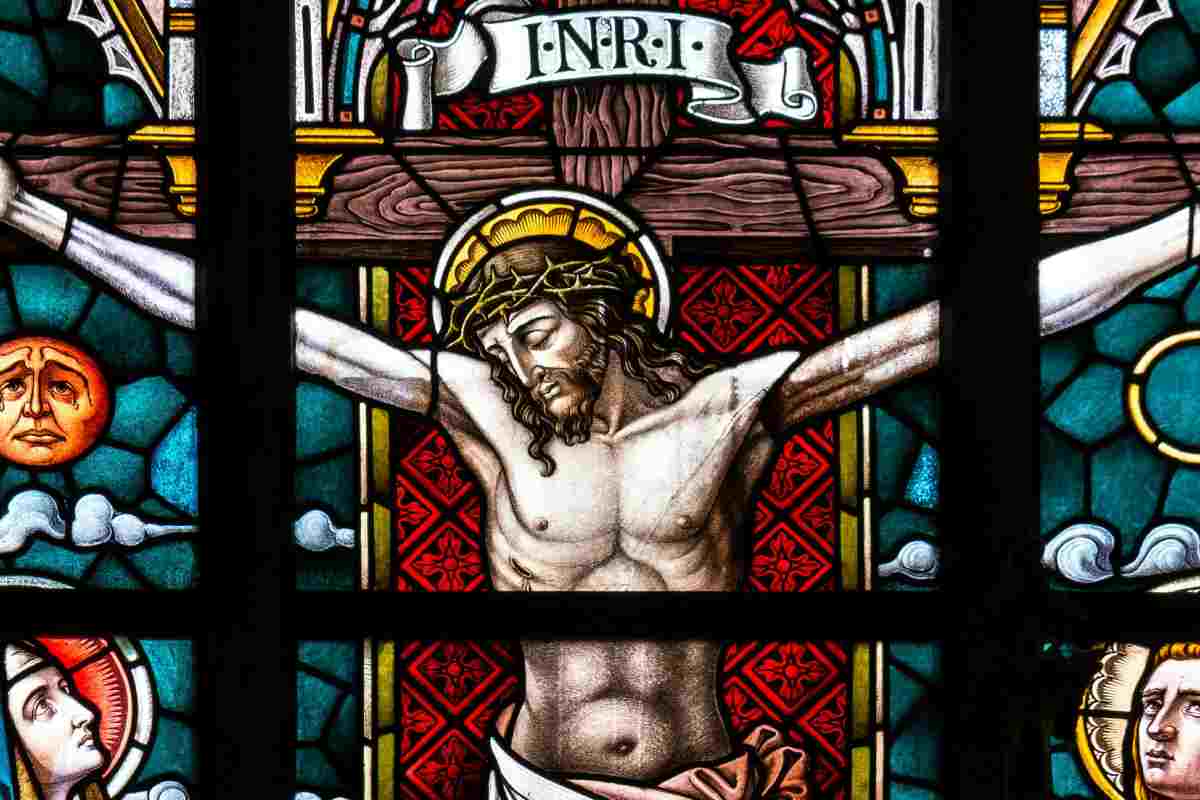 Un mosaico con Gesù in croce