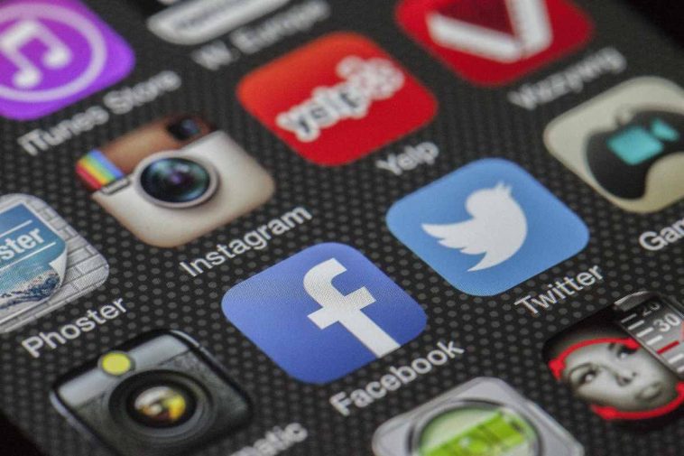 Alcune app famose sul display di un telefono