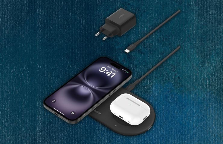 tappetino ricaricabile mentre ricarica iphone e airpod nel case