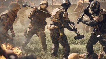 soldati con mazze pestano a terra