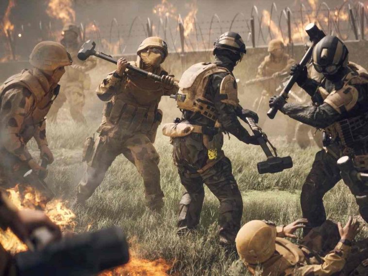 soldati con mazze pestano a terra