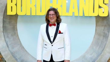 randy pitchford con vestto bianco, alle spalle scritta borderlands