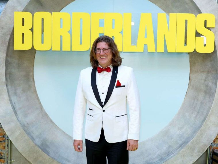 randy pitchford con vestto bianco, alle spalle scritta borderlands