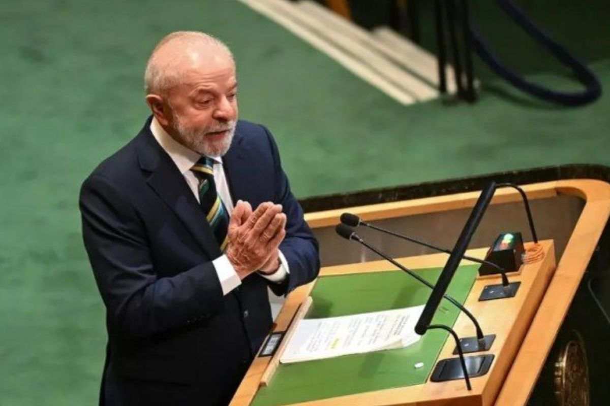 uomo anziano parla al microfono