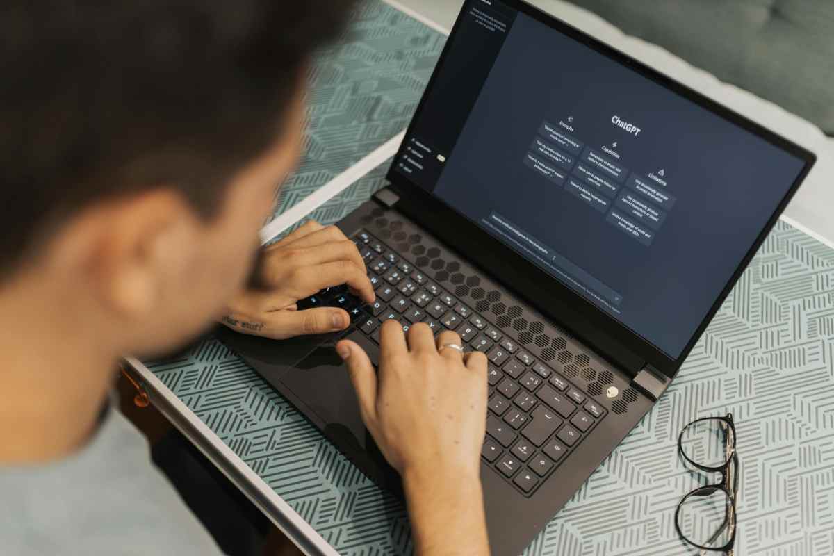 Un ragazzo che usa ChatGPT su un laptop