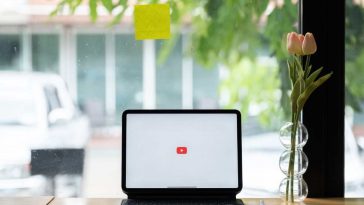 computer con logo youtube