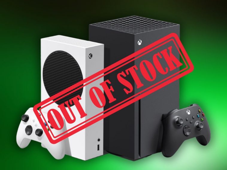 xbox series s e series x affiancate su sfondo verde scuro con scritta out of stock
