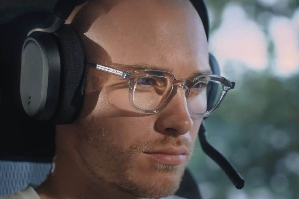 ragazzo con cuffie e occhiali