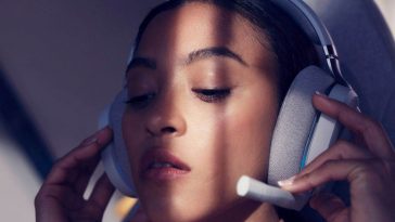 ragazza con cuffie e mani su cuffie