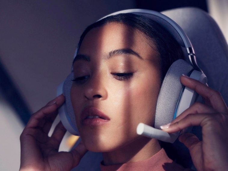 ragazza con cuffie e mani su cuffie