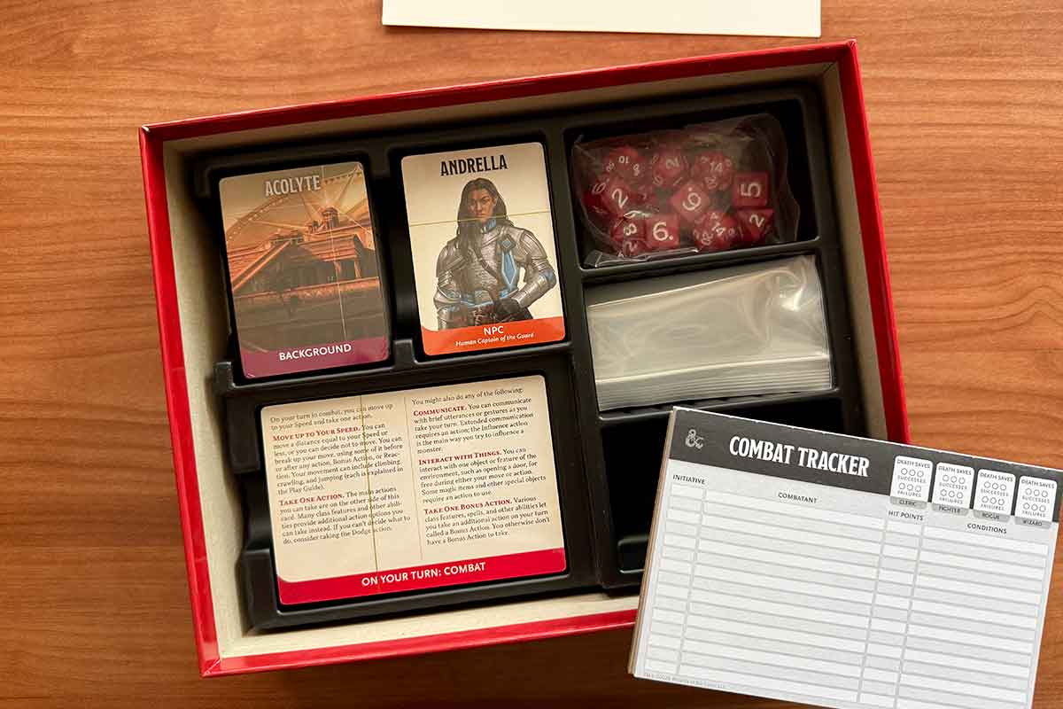 La scatola dello starter set con tre mazzi di carte, il tracked dell'iniziativa, i dadi e dei sacchetti