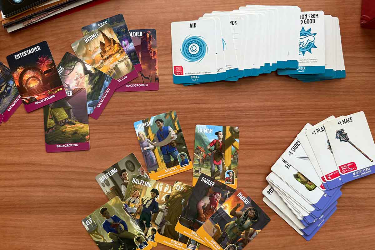 Quattro mazzi di carte divisi per colori e funzionalita: specie, background, incantesimi e oggetti magici