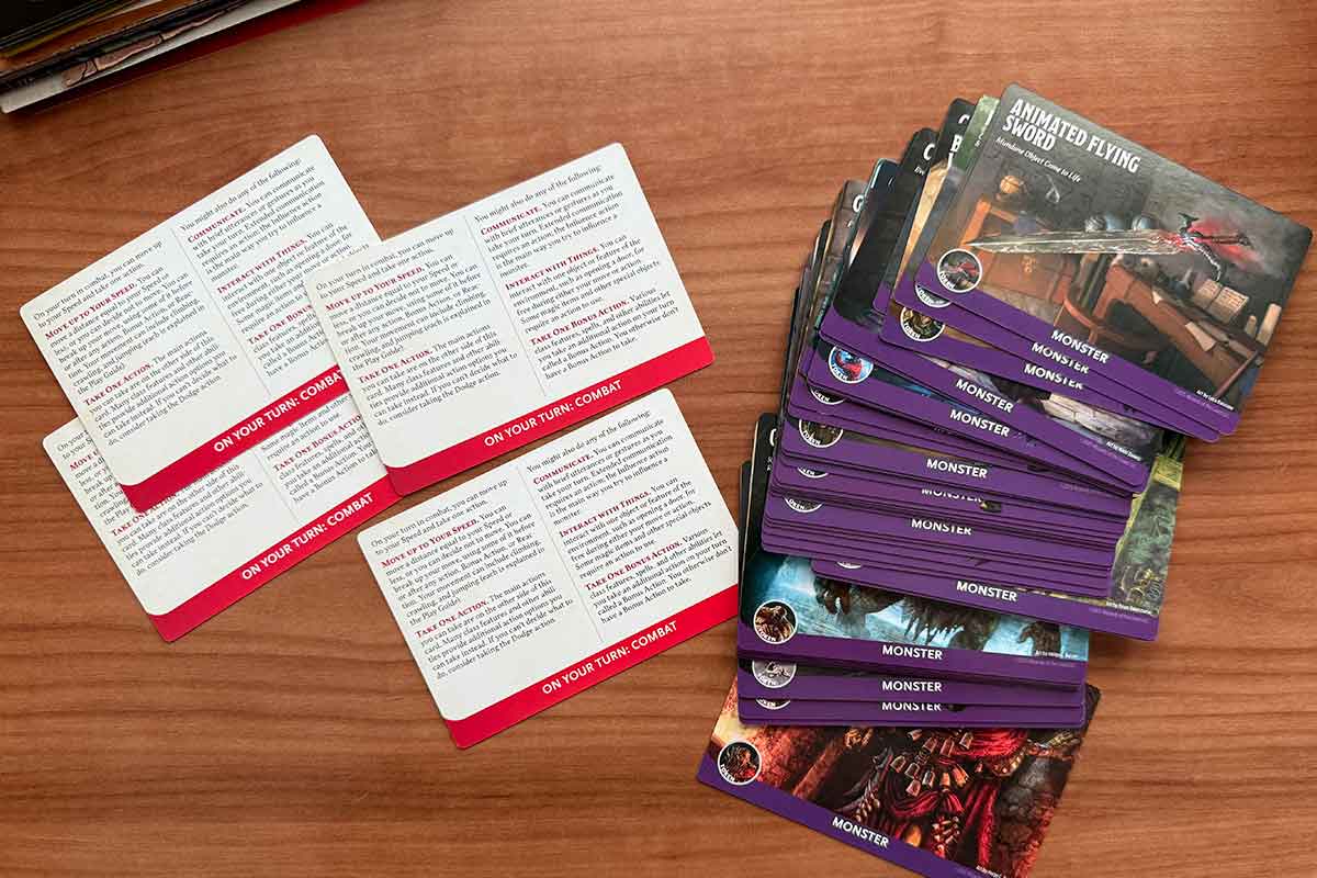 Un set di carte riassuntive delle regole e delle carte rettangolari con i mostri