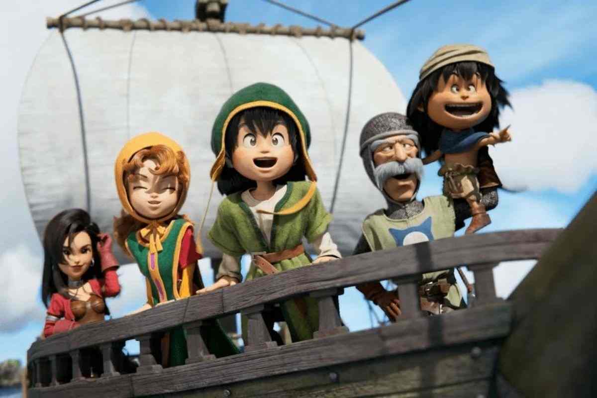 personaggio maschile anziano, personaggio giovane con giubba verde, personaggio bambino con vestito color sabbia, personaggio femminile su barca