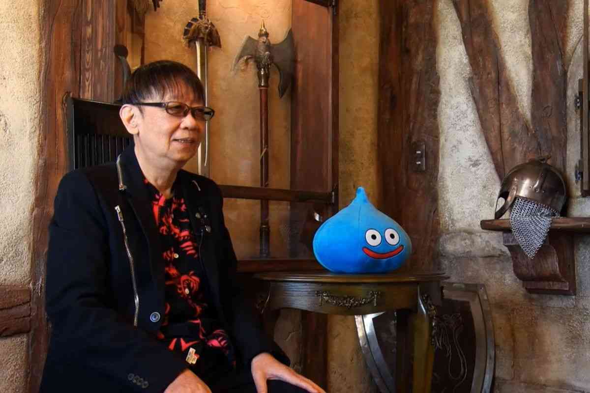 Yuji Horii seduto accanto a Slime di Dragon Quest