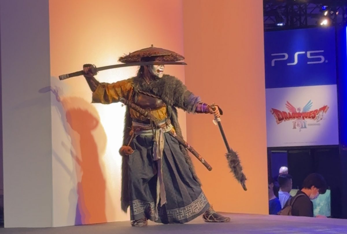 Erika Ishii travestita da Atsu, il personaggio principale che interpreta in Ghost of Yotei, sul palco del Tokyo Game Show