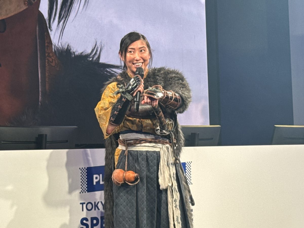 Erika Ishii, attrice di Atsu di Ghost of Yotei, sul palco di Sony del Tokyo Game Show 2025