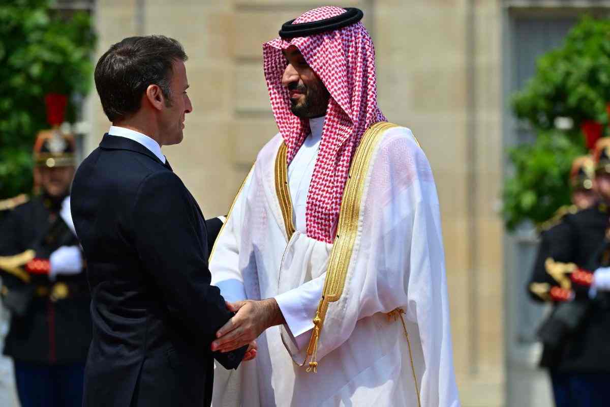 presidente marcon stringe la mano a mohammad bin salman