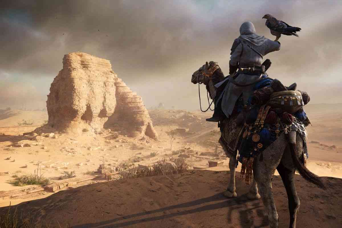 screenshot assassn's creed con assassino incappucciat a dorso di cammello nel deserto