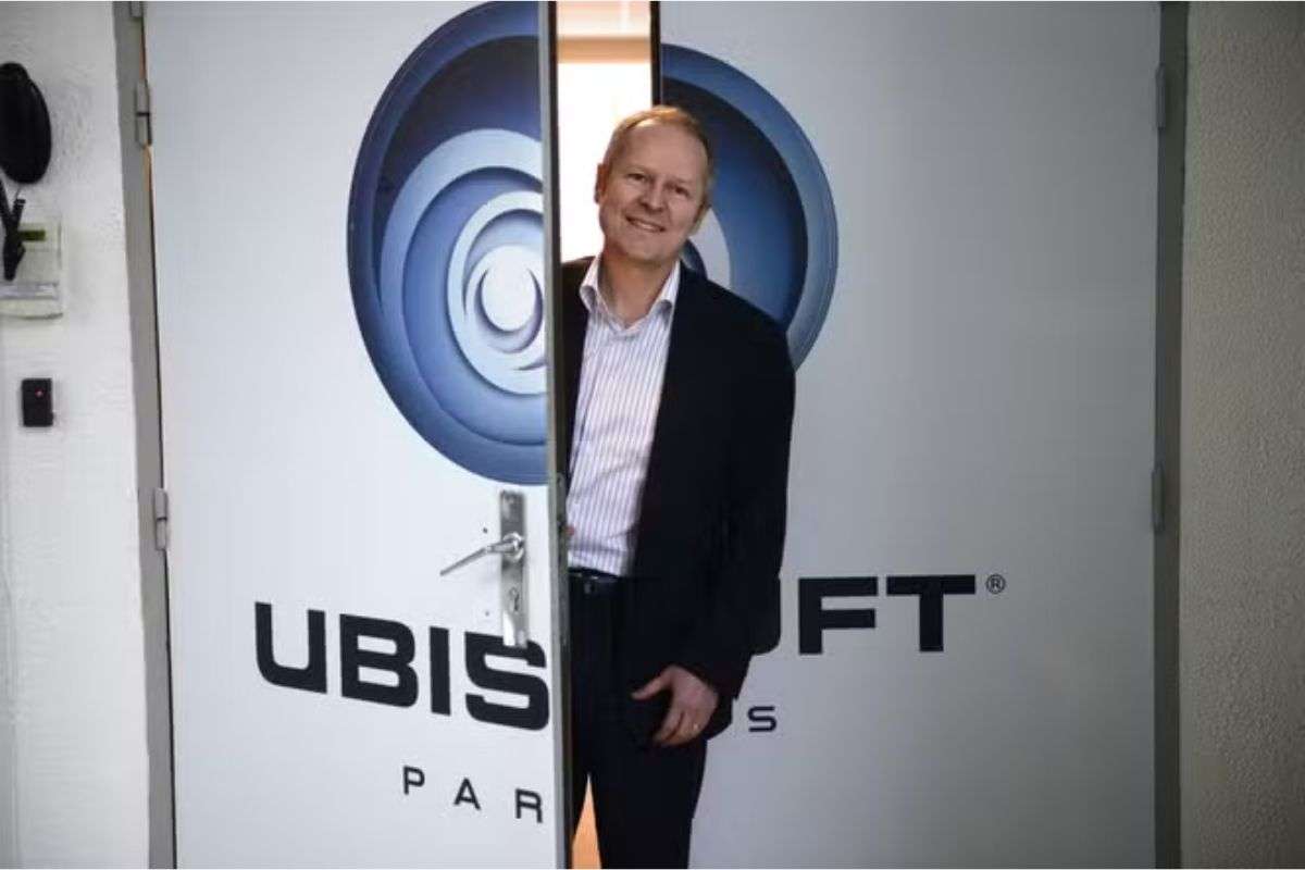 yves guillemot che esc da porta con logo ubisoft