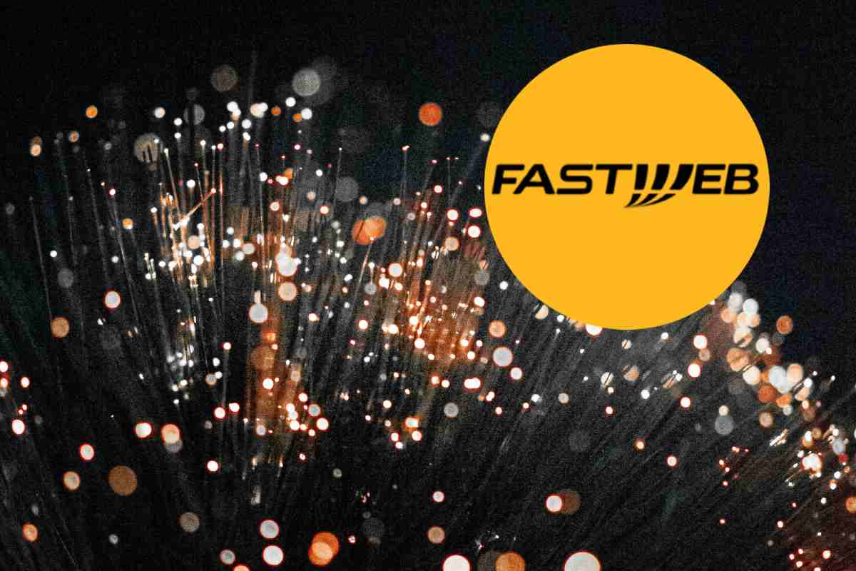 Un cavo di fibra ottica visto da vicino e il logo di Fastweb