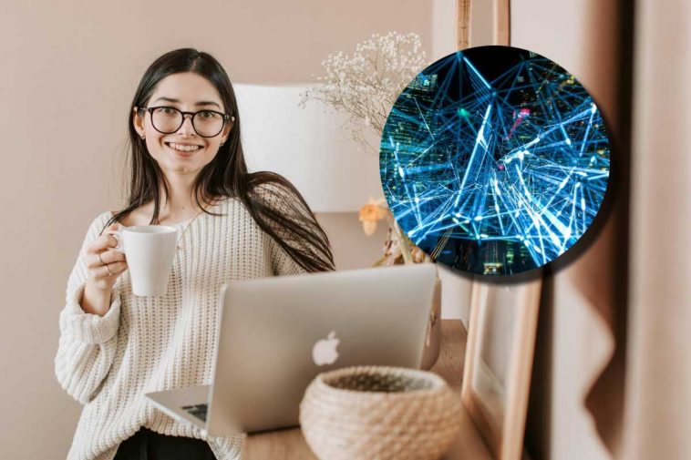 Una ragazza sorridente con un Mac e, in evidenza, un'illustrazione di una connessione internet veloce