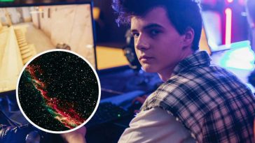 Un gamer di fronte allo schermo e, in evidenza, un'immagine della galassia