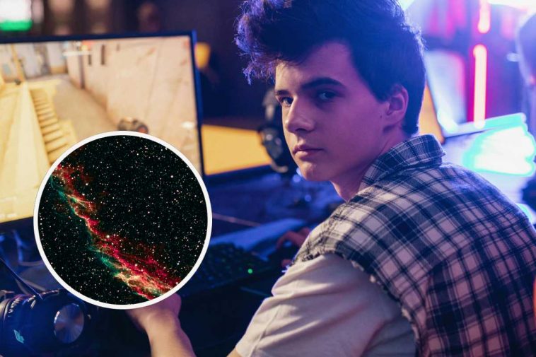 Un gamer di fronte allo schermo e, in evidenza, un'immagine della galassia