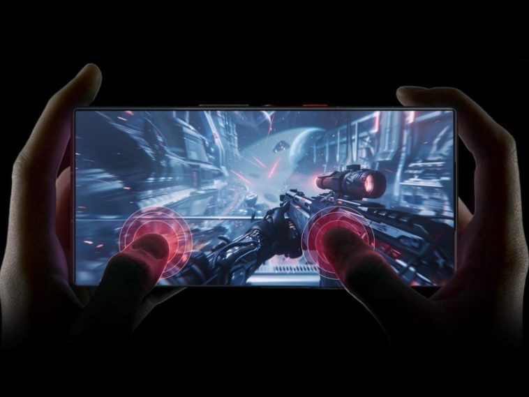 REDMAGIC 10SPro 12G+256G Nightfall tenuto in mano da persona, con pollici poggati su schermo, immagine di fucile