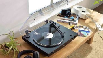 giradischi audio technica sulla scrivania con cuffie e altri accessori