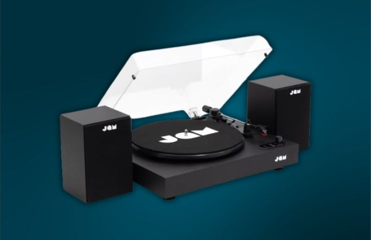 giradischi Jam con altoparlanti su sfondo blu scuro