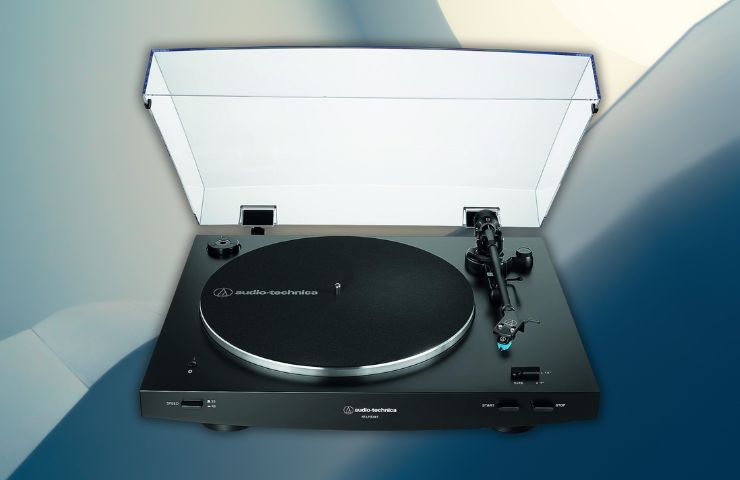 giradischi audio-technica su sfondo azzurro