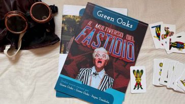 Il manuale di Green oaks il multiverso del fastidio con delle carte napoletane e un vecchio copricapo da aviatore