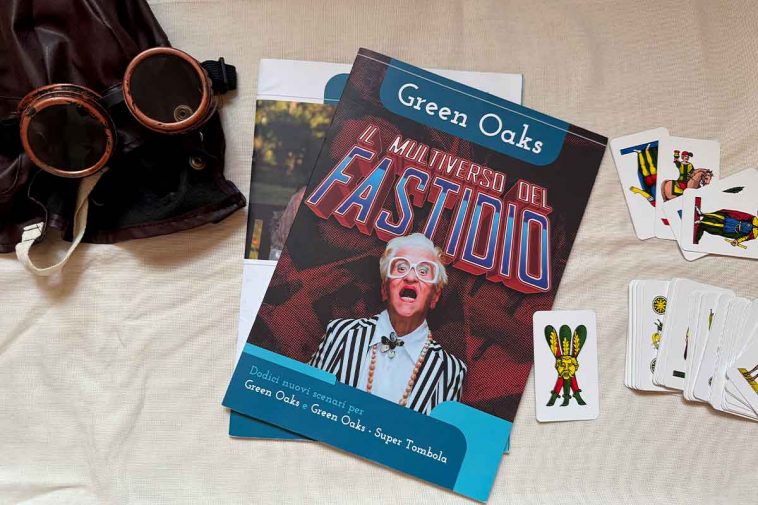 Il manuale di Green oaks il multiverso del fastidio con delle carte napoletane e un vecchio copricapo da aviatore