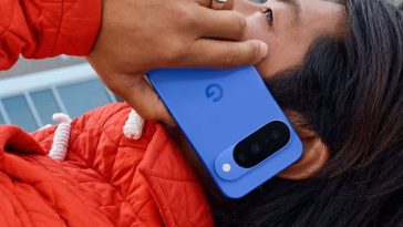 persona che sta telefonando con un google pixel 10