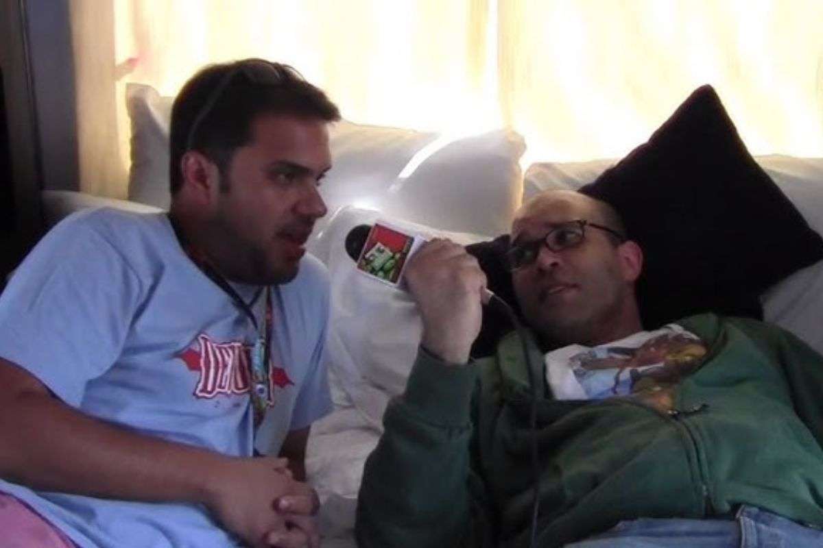 nigel lowrie di devolver digital intervistato da giornalista a letto