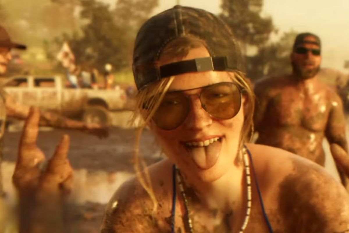 donna con occhial da sole e cappellino fa linguaccia