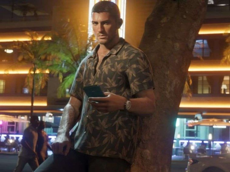 uomo in camicia con smarthphone in mano appoggato ad albero