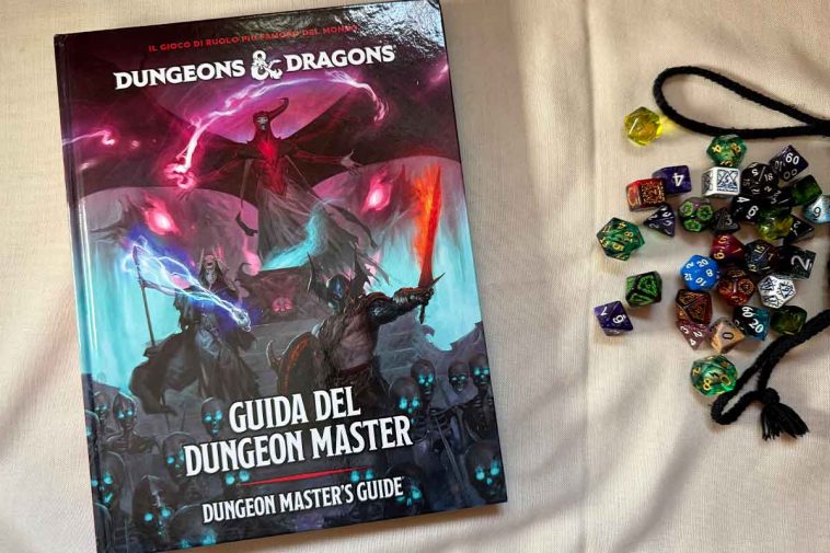 la copertina della guida del dungeon master di D&D 2024 con dei dadi affianco